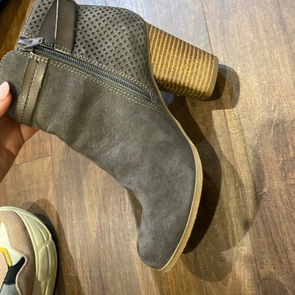 Size 7 brown women’s booties - Picture 10 of 12